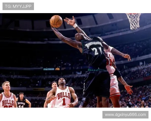 摩斯高伦与洛克伦的对决分析及赛季表现对比探讨 摩斯高伦与洛克伦的对决分析及赛季表现对比探讨