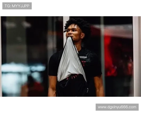 火箭队在太阳夏季联赛中展现新星风采，年轻球员争相亮相引发关注